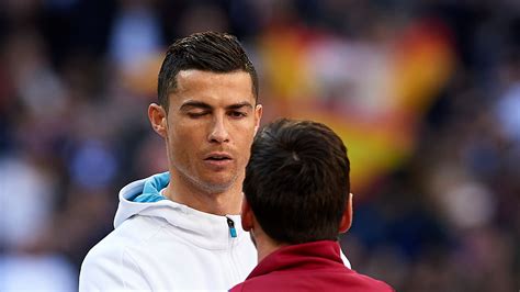 el beso entre messi y ronaldo.